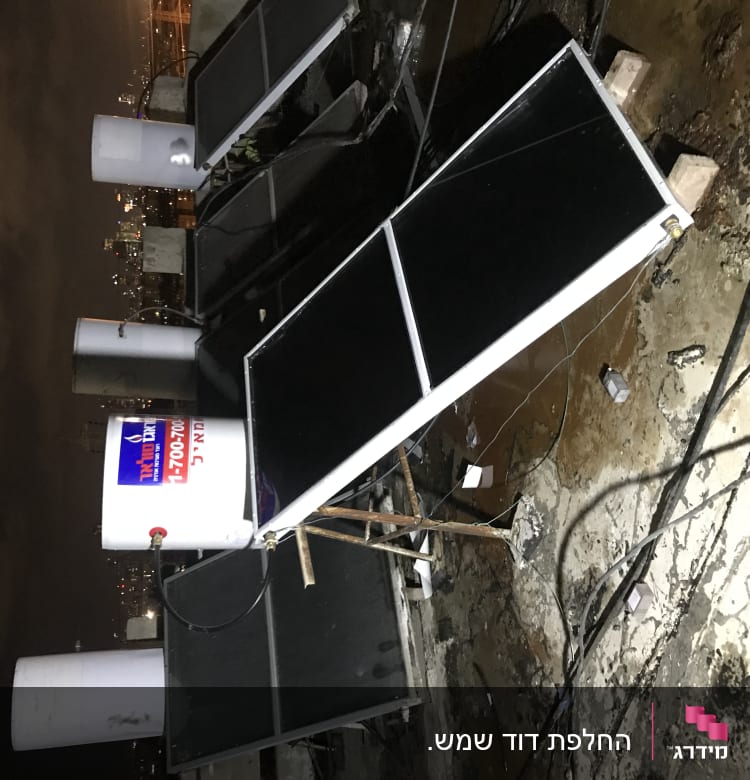 דודי שמש על גג עם קולטים וכבלים